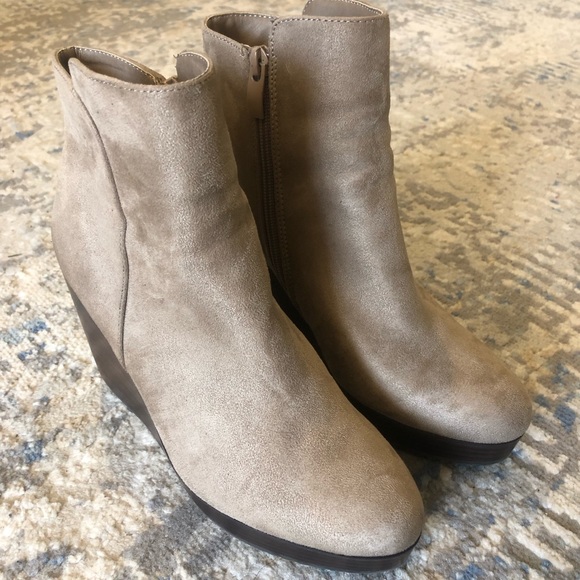 Suede beige booties size 7.5 - Picture 3 of 3